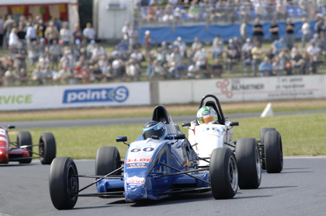 Dennis Lind og Søren Mosebo i kamp i Formel Ford.
